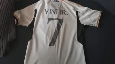 Camiseta Real Madrid Adidas Vinicius Jr. Talla M - miniatura 2