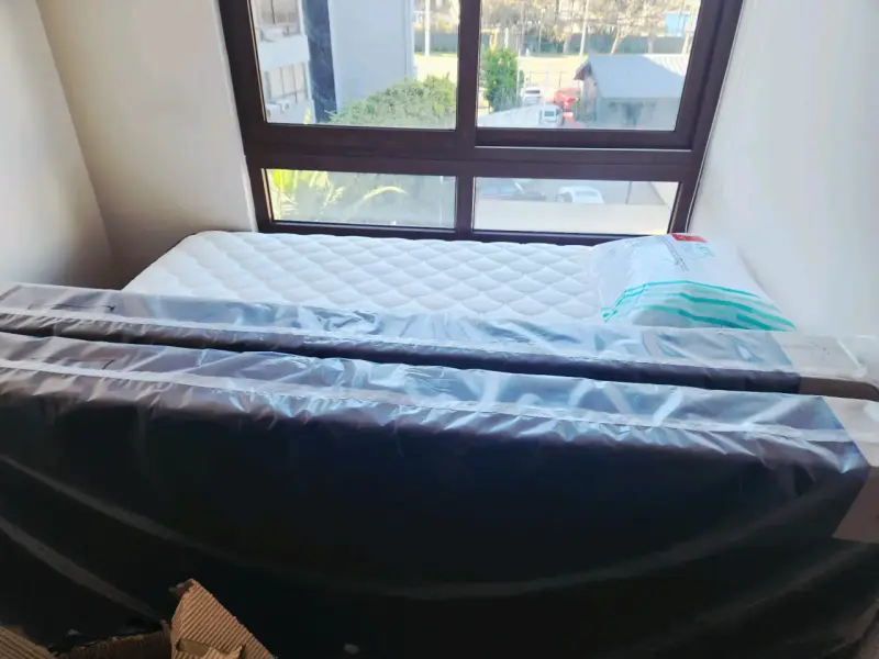Base de cama king rosen con patas de madera - 2