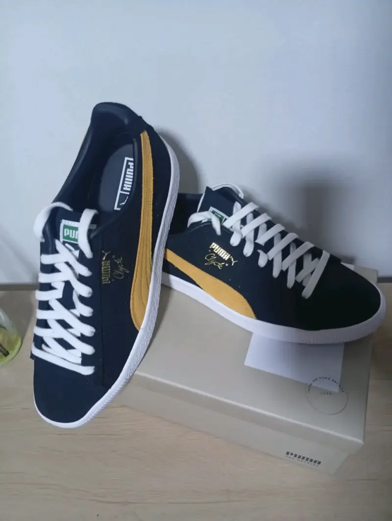 Zapatillas deportivas Puma negras y doradas - 1