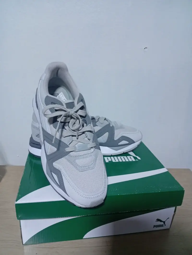 Zapatillas deportivas Puma negras y doradas - 4