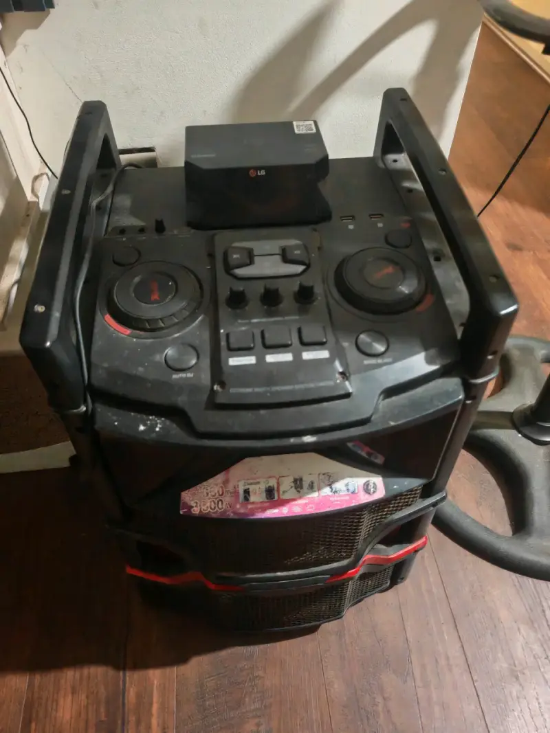Parlante LG con DJ integrado y luces LED