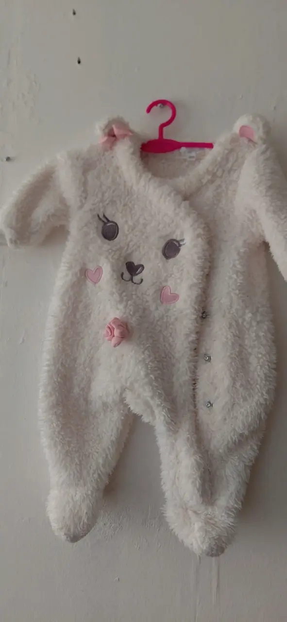 Enterito de bebé peludo con diseño de animal