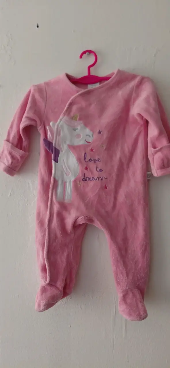 Pijama enterito de bebé rosado con unicornio