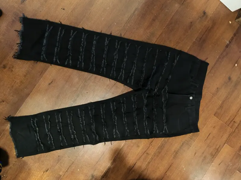 Jeans negros con diseño desgastado para hombre - 1