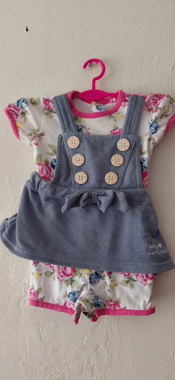 Conjunto de bebé floral con peto denim