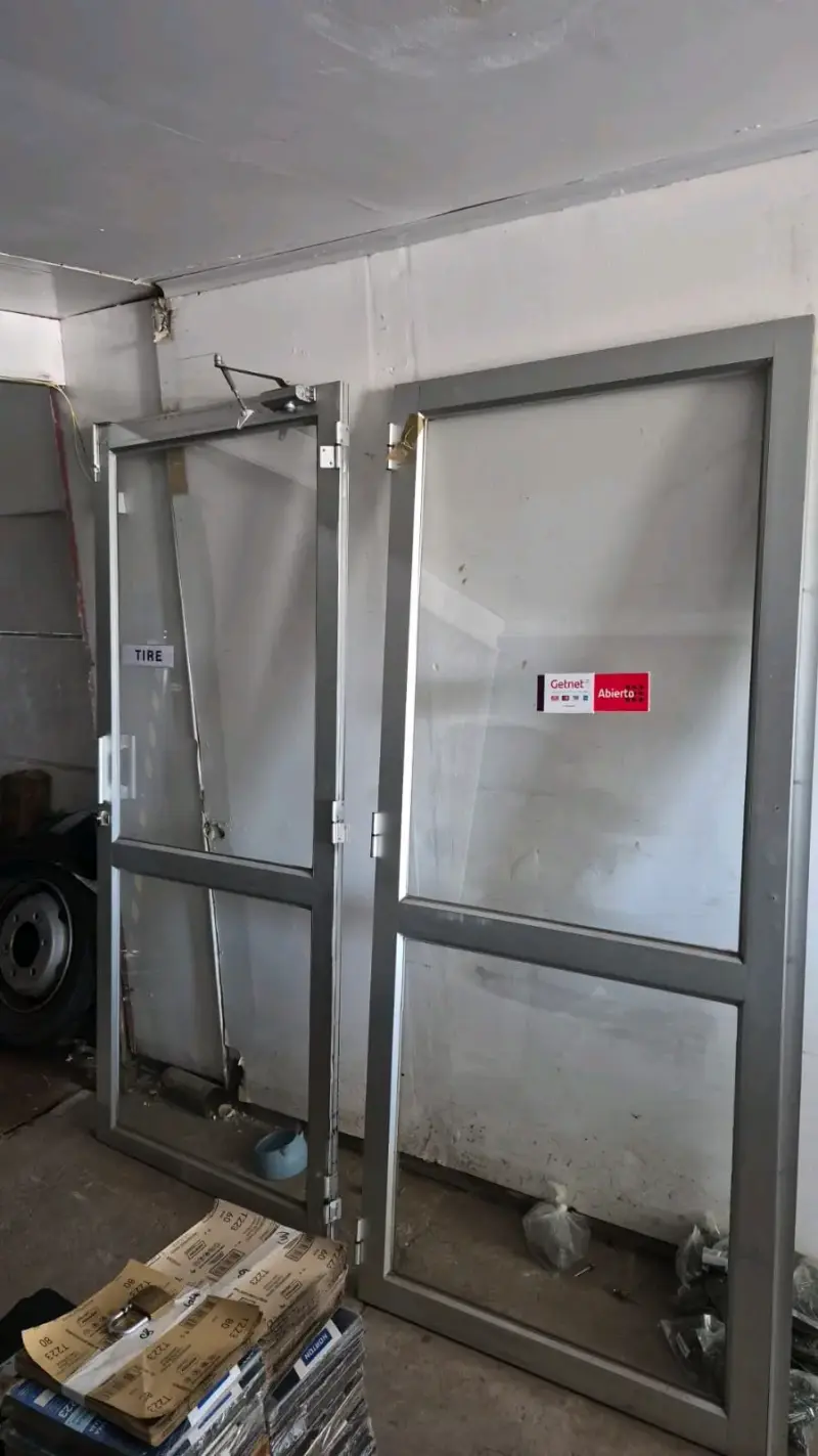 Puertas de aluminio con vidrio templado
