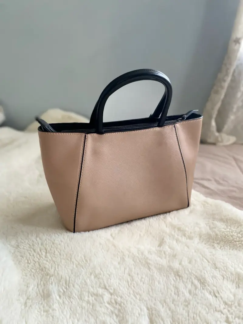 Bolso de mano beige con asas negras - 1