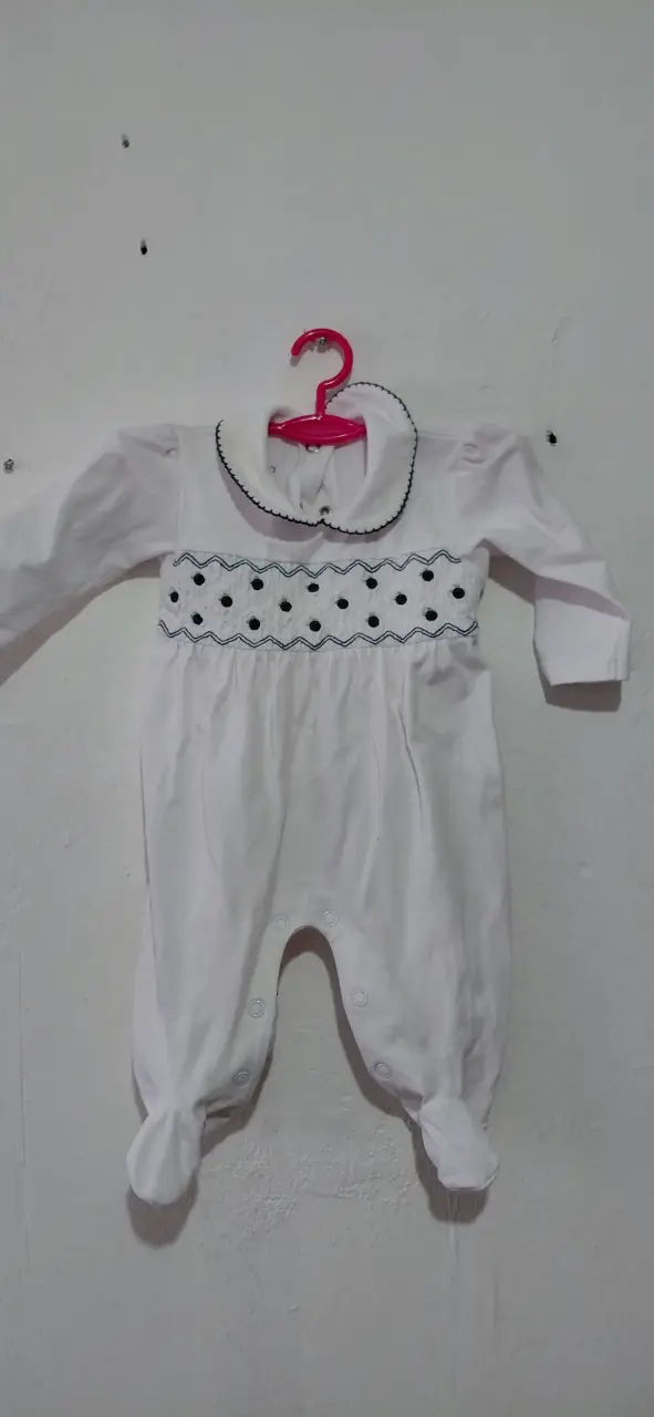 Enterito blanco para bebé con detalles bordados - 1