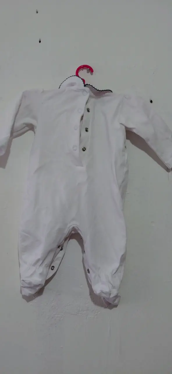 Enterito blanco para bebé con detalles bordados - 2