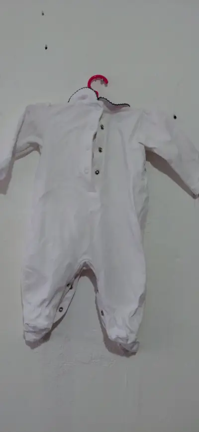 Enterito blanco para bebé con detalles bordados - miniatura 2