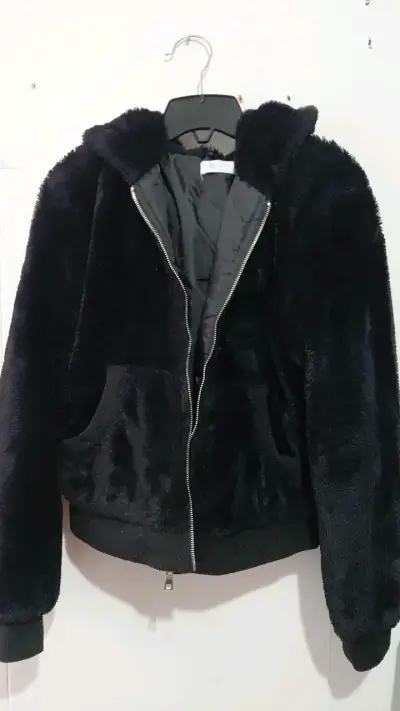 Chaqueta de felpa negra con capucha - miniatura 1