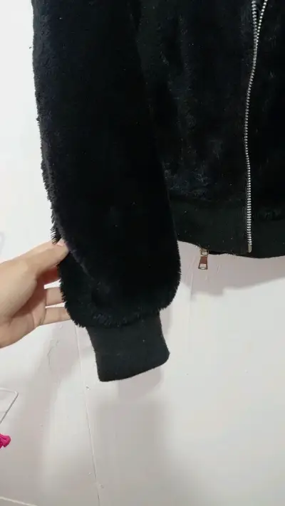 Chaqueta de felpa negra con capucha - miniatura 2