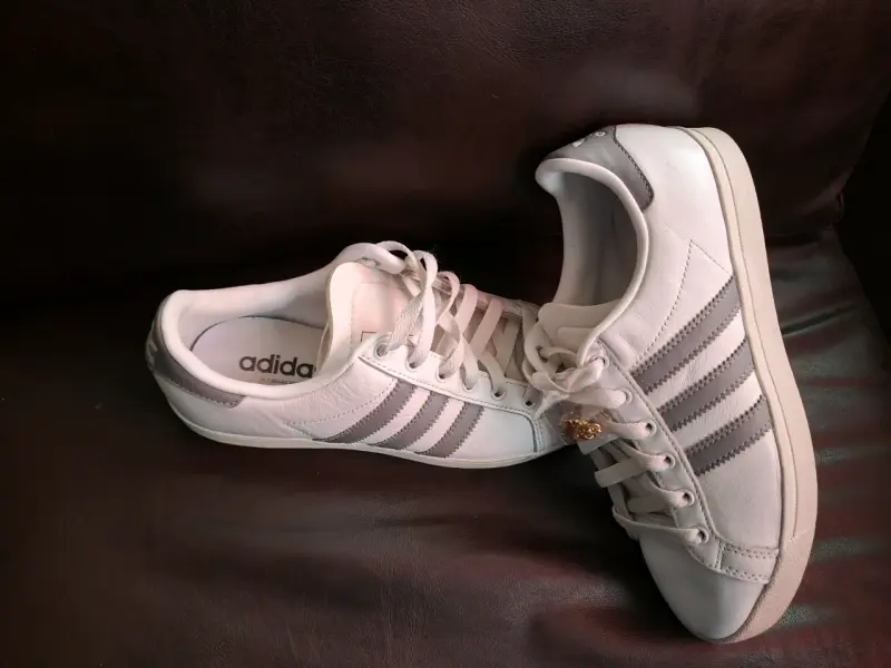 Zapatillas blancas Adidas con detalles grises - 1