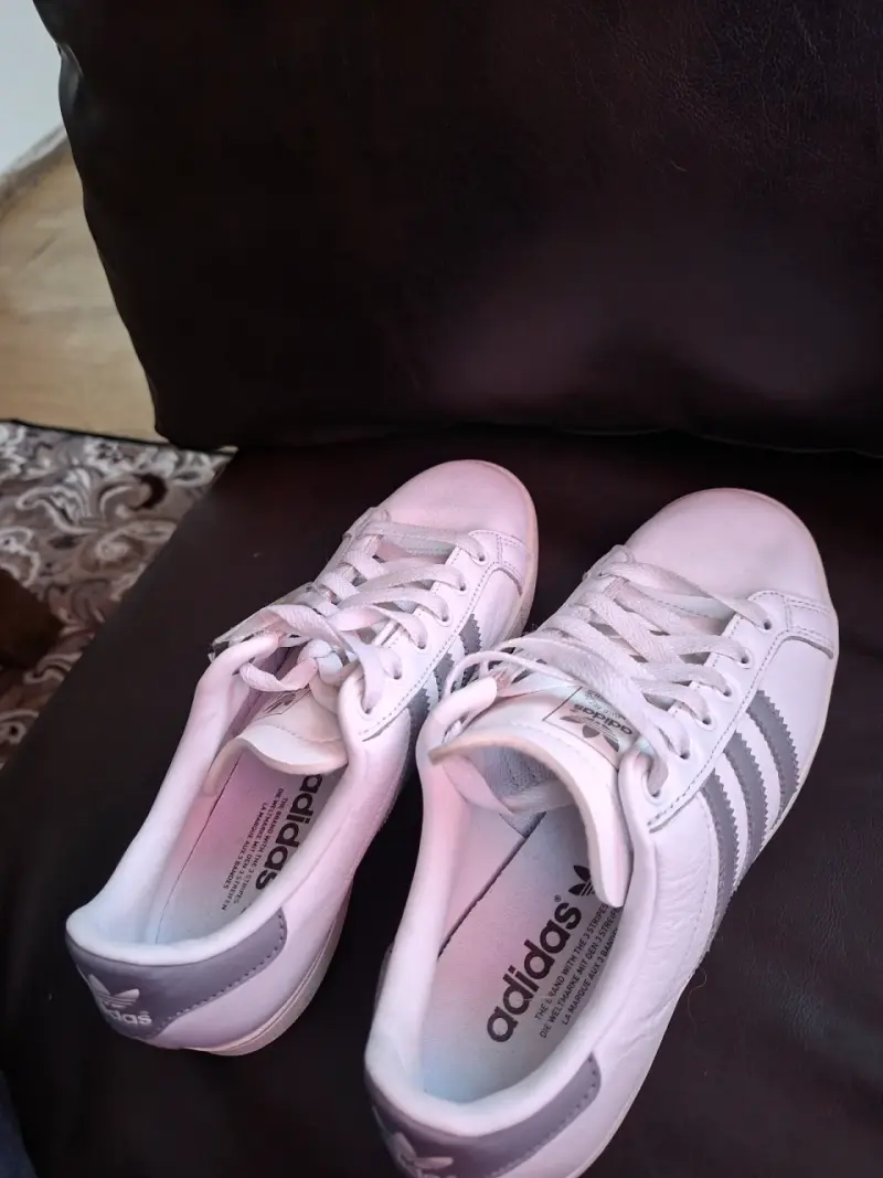 Zapatillas blancas Adidas con detalles grises - 2