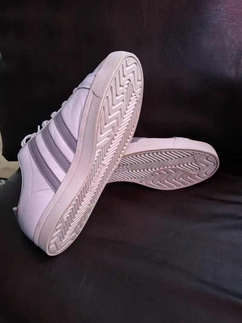Zapatillas blancas Adidas con detalles grises - 3