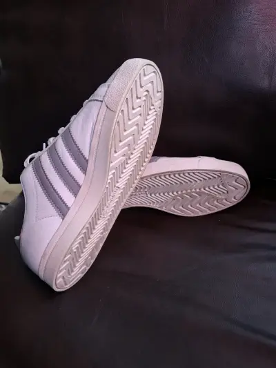 Zapatillas blancas Adidas con detalles grises - miniatura 3