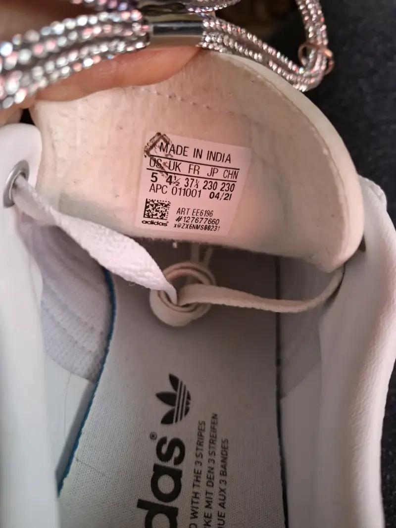 Zapatillas blancas Adidas con detalles grises - 4