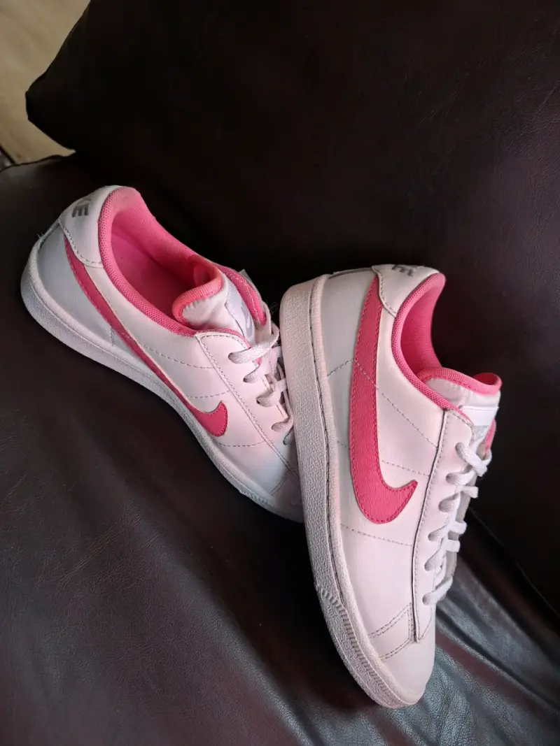 Zapatillas deportivas Nike blancas y rosadas para mujer - 1