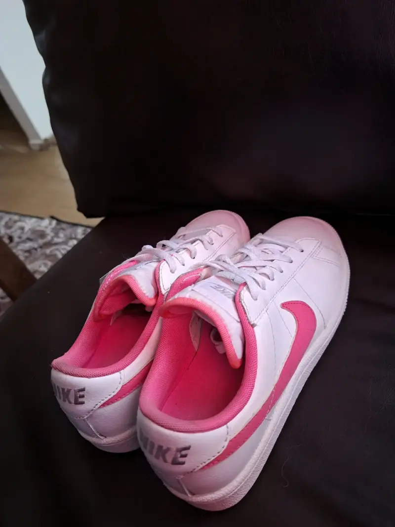 Zapatillas deportivas Nike blancas y rosadas para mujer - 2
