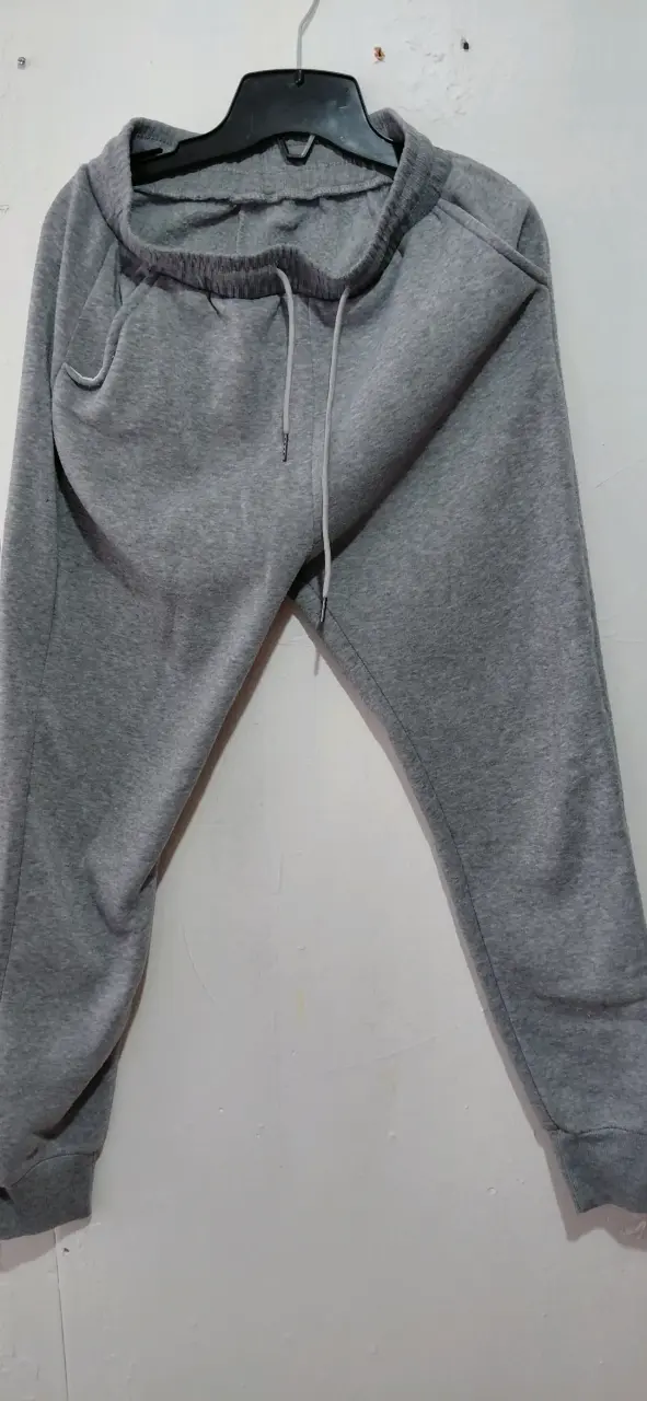 Pantalones deportivos grises para mujer