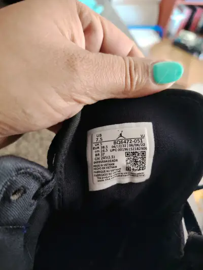 Zapatillas Air Jordan 1 Mid Negro y Azul - miniatura 2