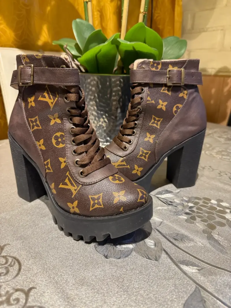 Botines de tacón alto con diseño monograma LV