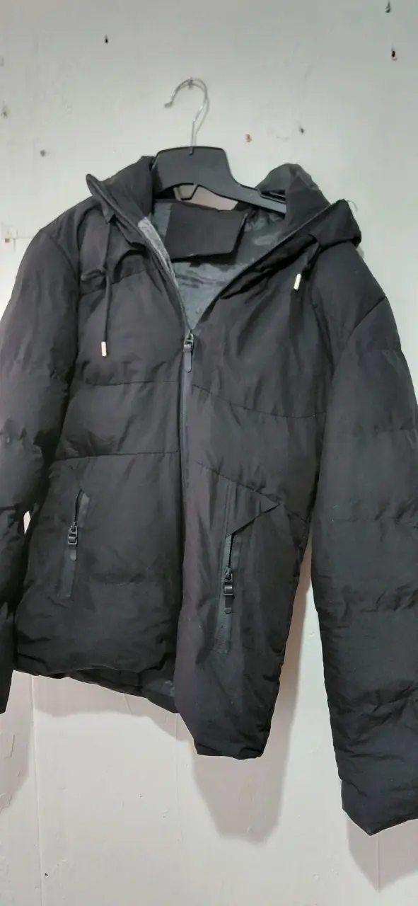 Chaqueta acolchada negra con capucha