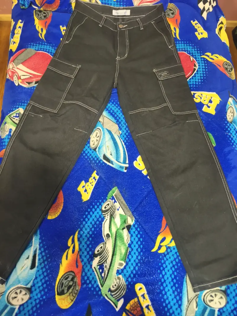Pantalones cargo negros para hombre con bolsillos