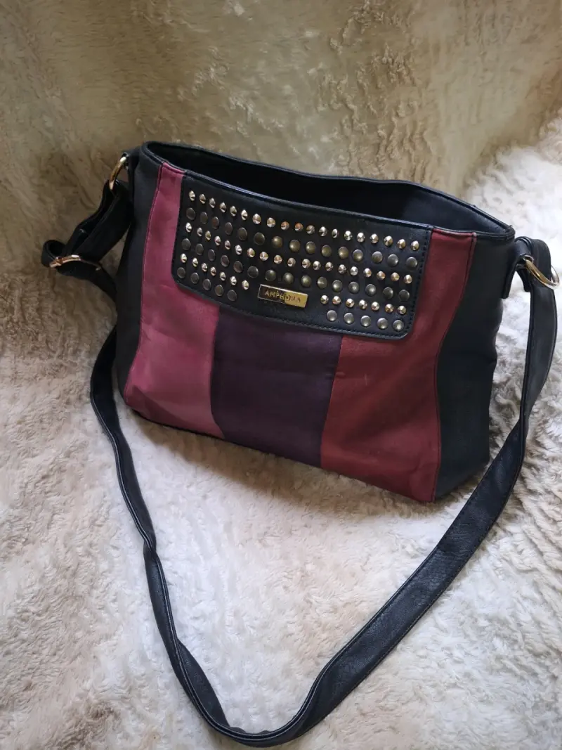 Cartera de cuero con tachas Anydora