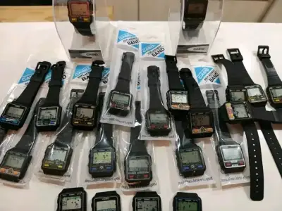 Relojes digitales Casio retro con juegos - miniatura 1