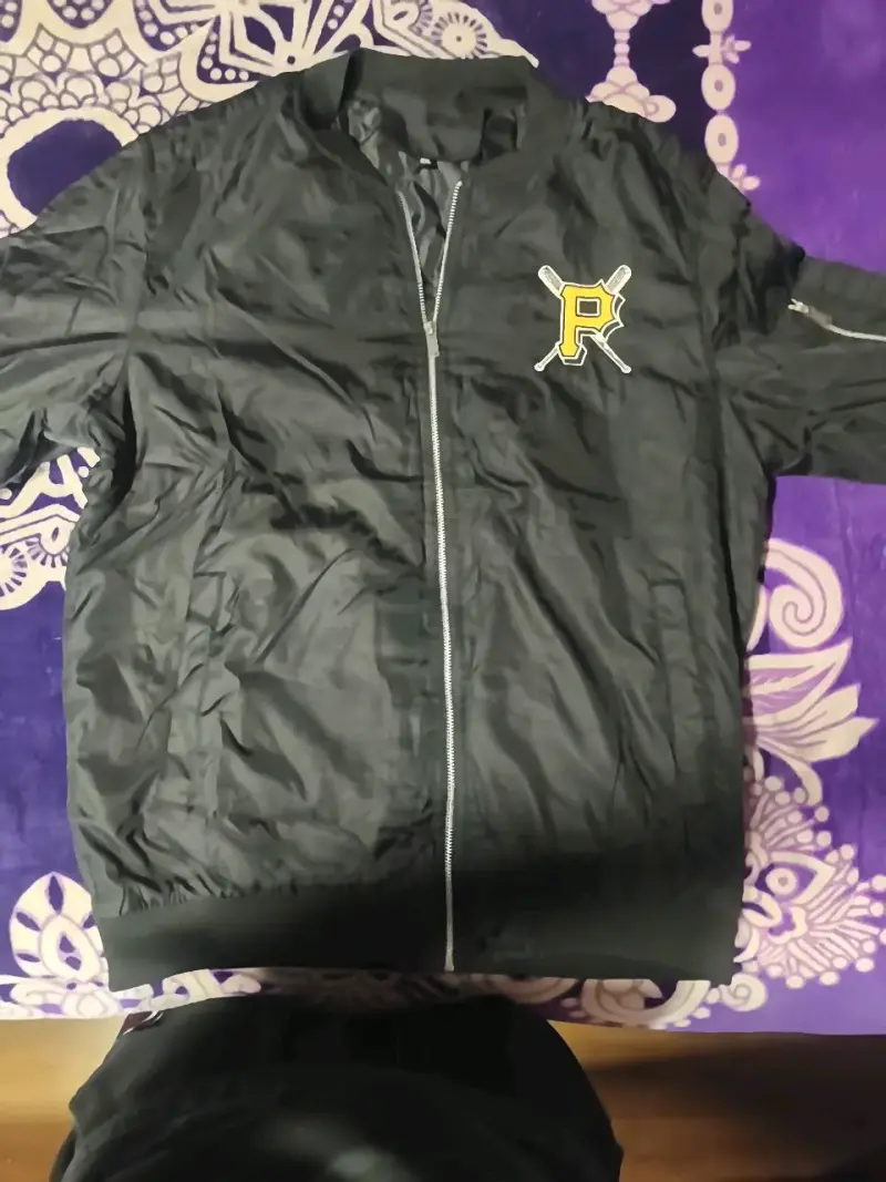 Chaqueta bomber negra con logo deportivo