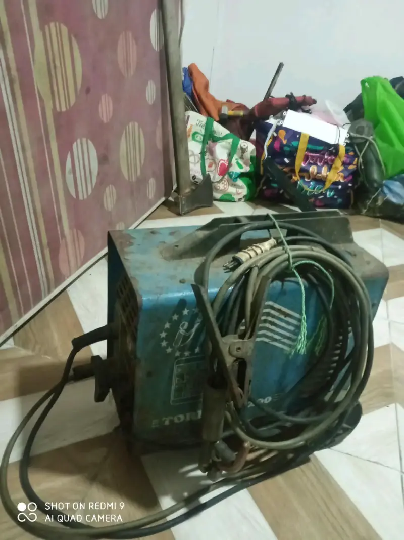 Soldadora Tornado 200 con cables - 1