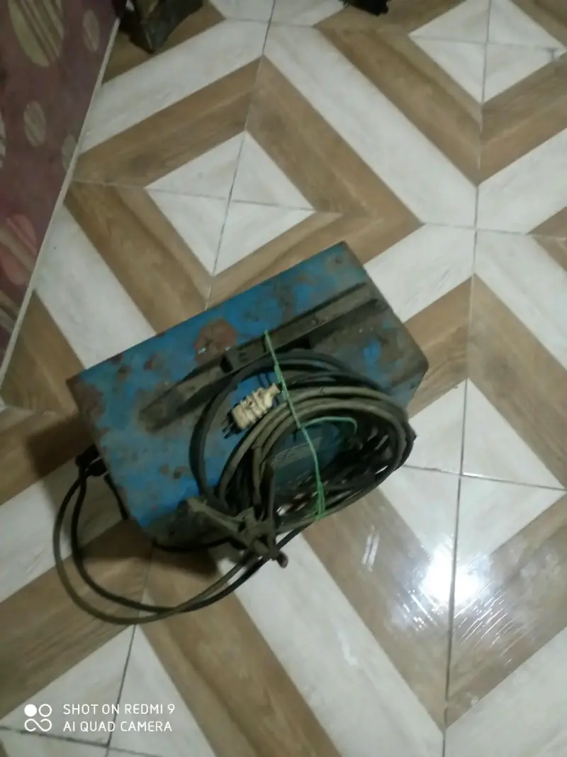 Soldadora Tornado 200 con cables - 2