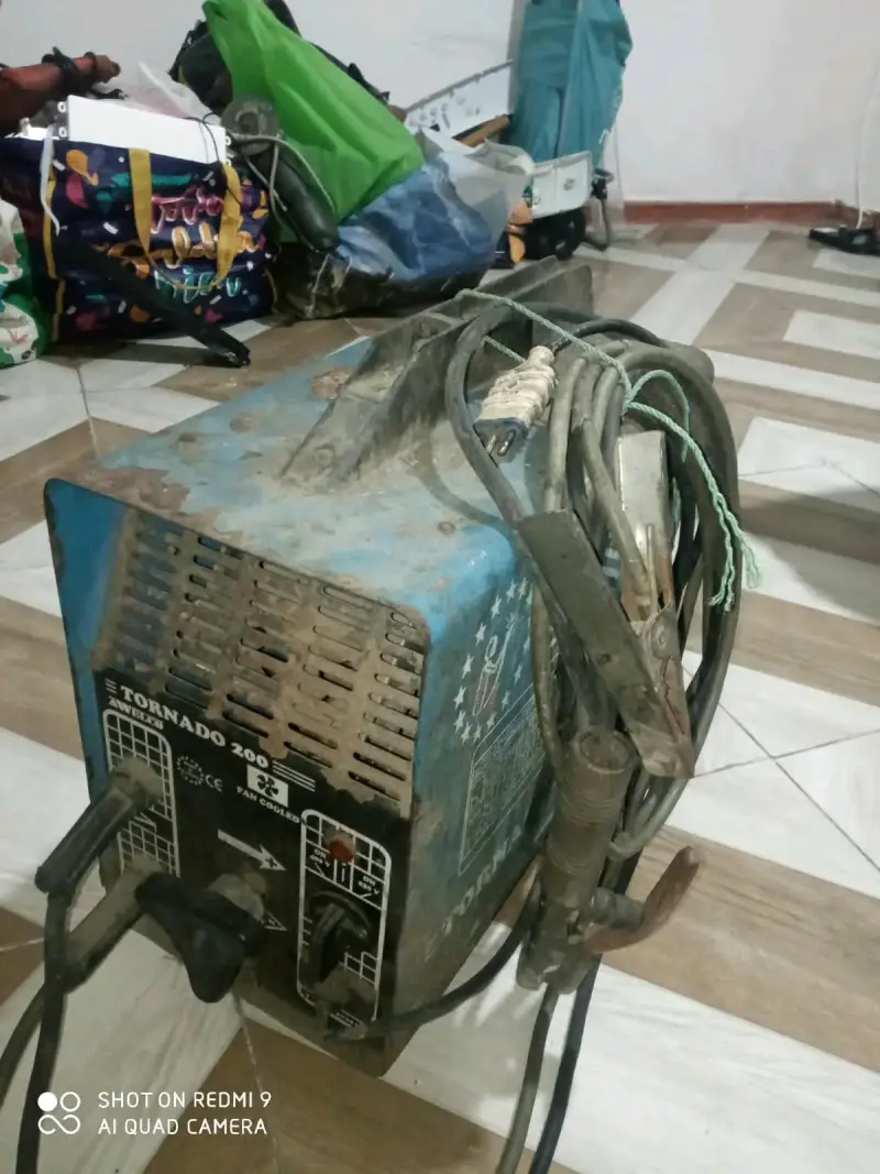Soldadora Tornado 200 con cables - 3
