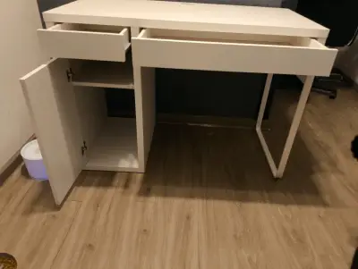 Escritorio Ikea blanco nuevo - miniatura 3