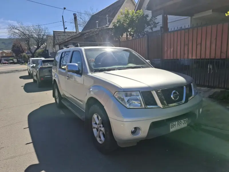 Camioneta Nissan Pathfinder 4x4 en buen estado - 4