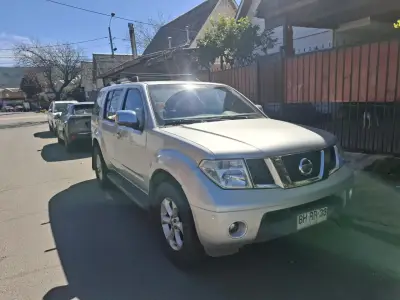 Camioneta Nissan Pathfinder 4x4 en buen estado - miniatura 4