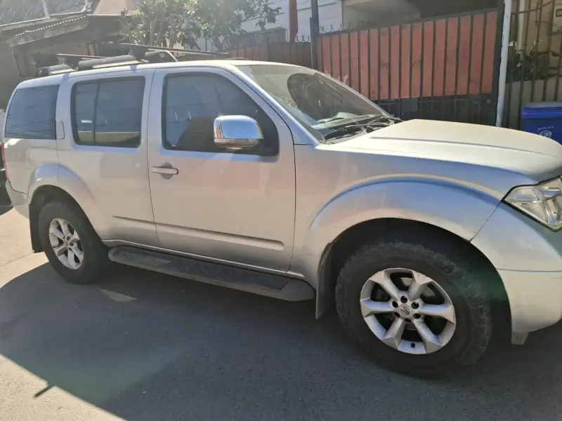 Camioneta Nissan Pathfinder 4x4 en buen estado - 5