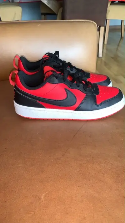 Zapatillas deportivas Nike rojas y negras - miniatura 1