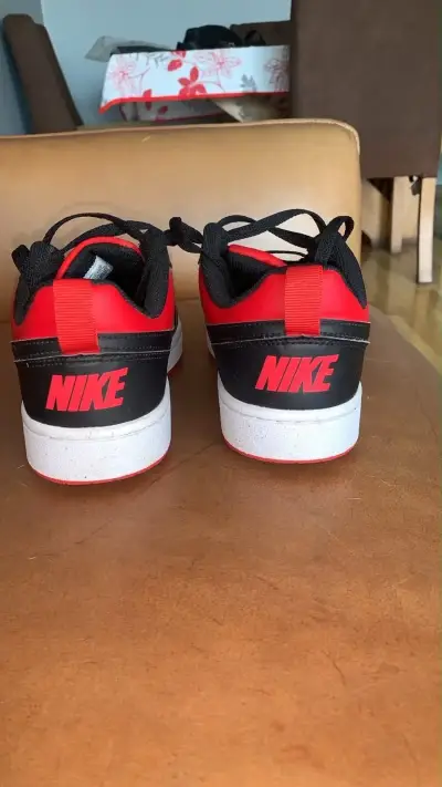 Zapatillas deportivas Nike rojas y negras - miniatura 2