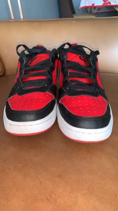 Zapatillas deportivas Nike rojas y negras - miniatura 3