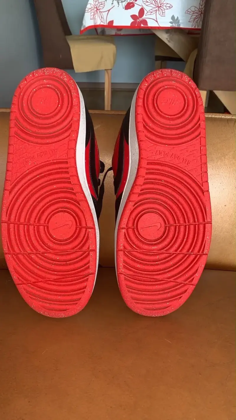 Zapatillas deportivas Nike rojas y negras - 4