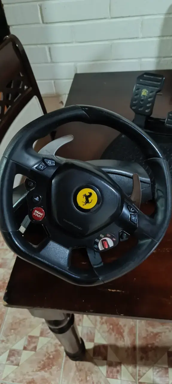 Volante de simulación Ferrari con pedales - 1