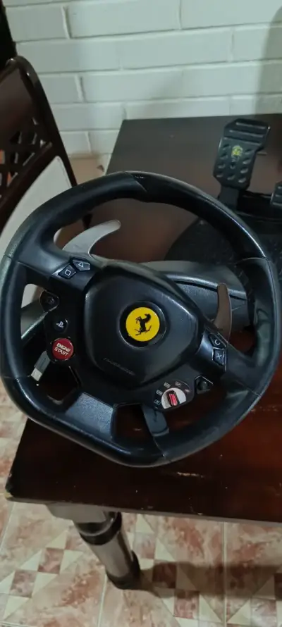 Volante de simulación Ferrari con pedales - miniatura 1