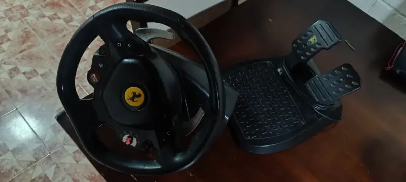 Volante de simulación Ferrari con pedales - 2