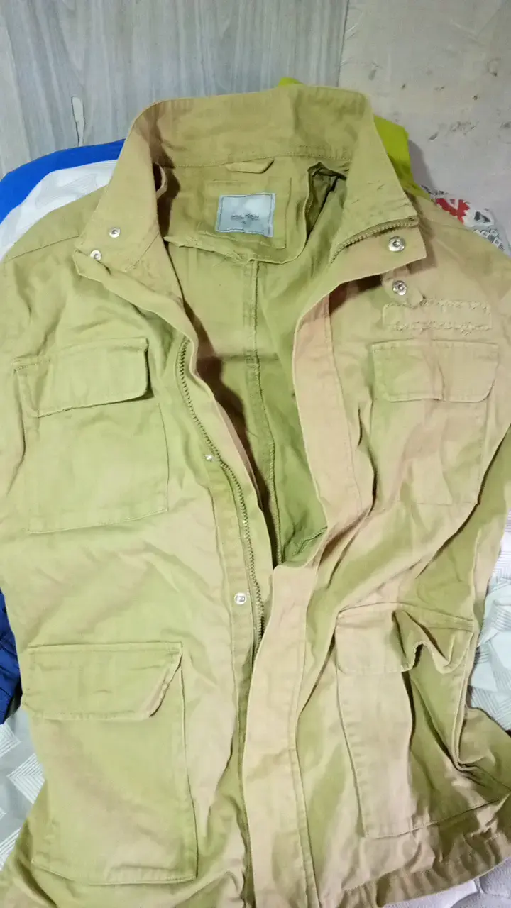 Chaqueta beige para hombre con bolsillos - 1