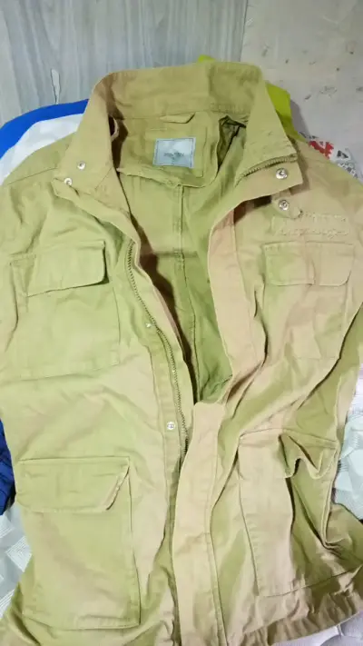 Chaqueta beige para hombre con bolsillos - miniatura 1
