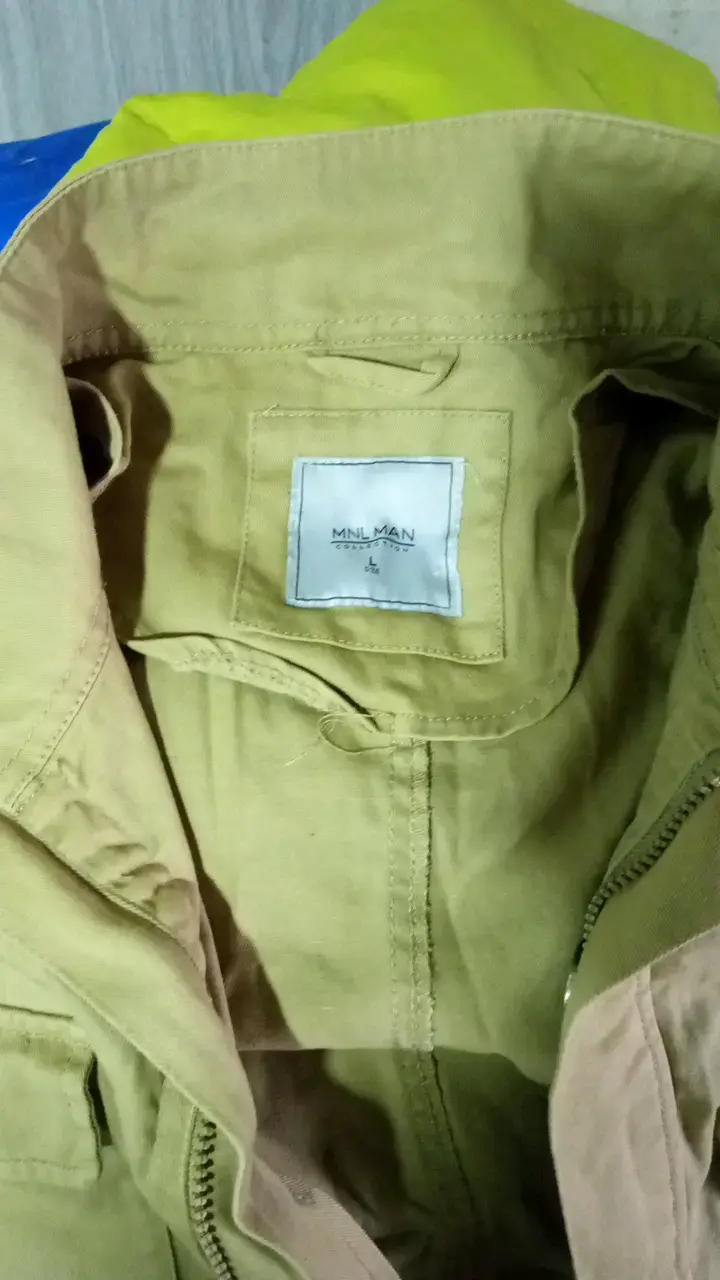 Chaqueta beige para hombre con bolsillos - 2