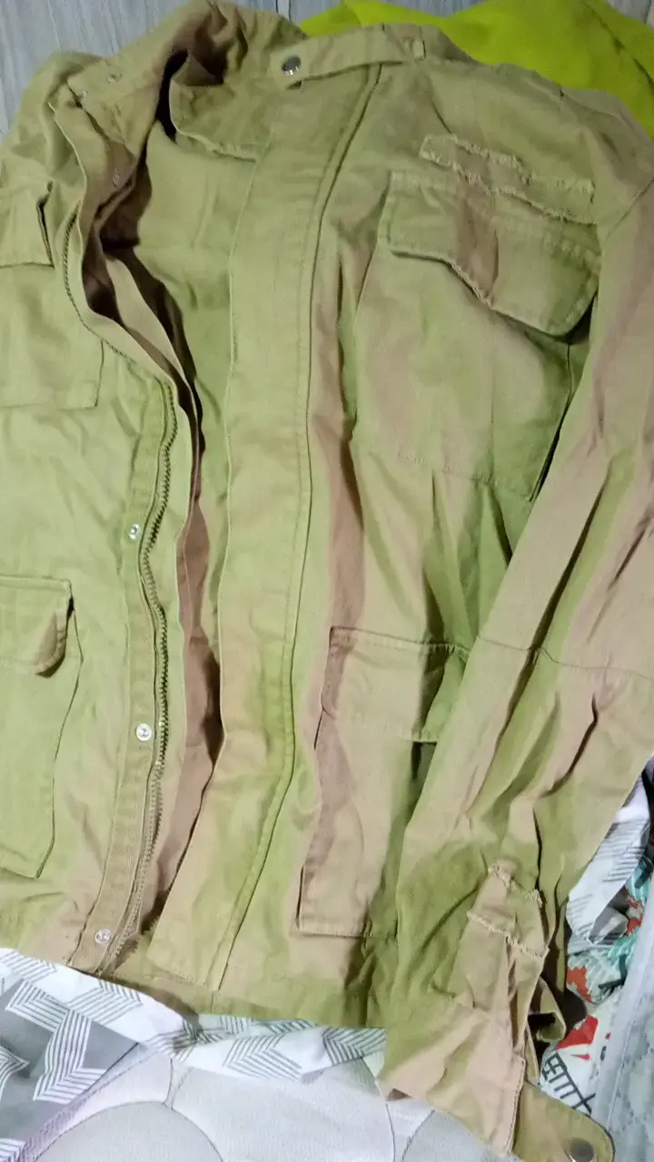 Chaqueta beige para hombre con bolsillos - 3