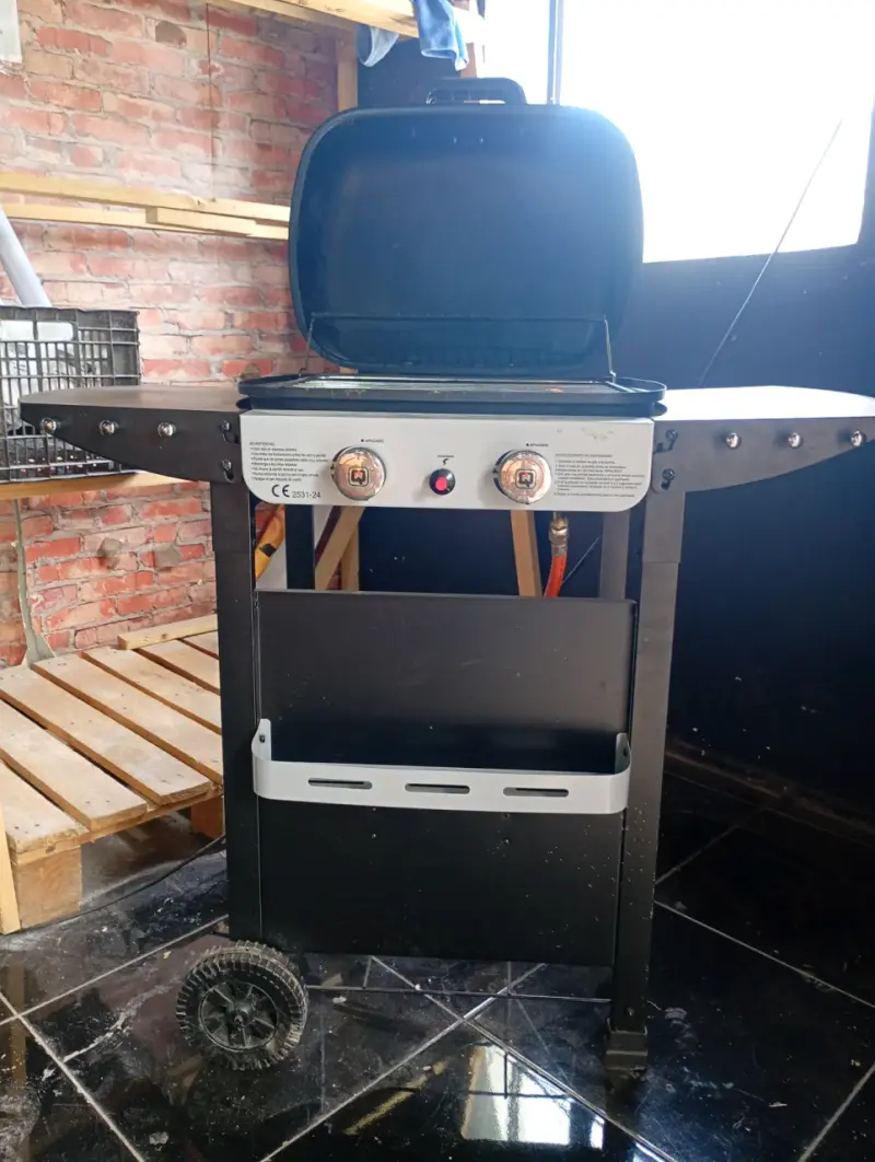 Parrilla a gas con dos quemadores y ruedas - 1